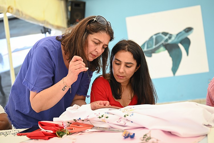 Depremin acı anılarını DSİ'nin İzmir kampında geride bırakmaya çalışıyorlar