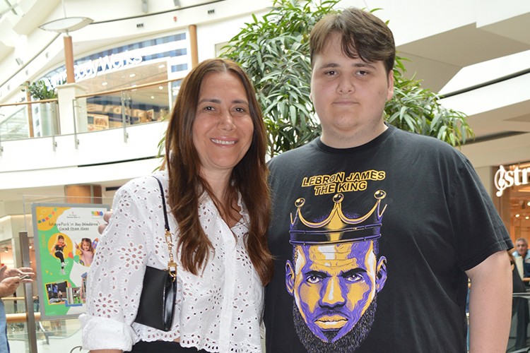 İstinyePark AVM'de ünlü alışverişi