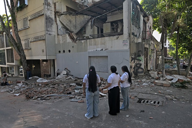 Kolombiya'da 7.4 büyüklüğünde deprem, 22 ölü