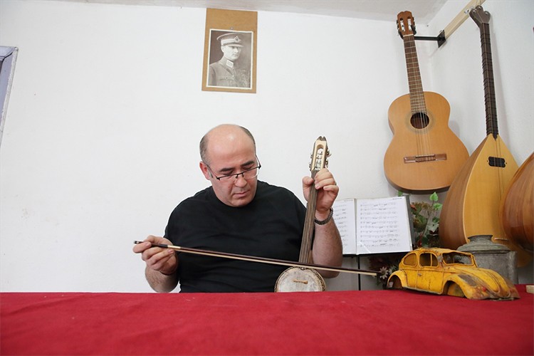 Felsefe öğretmeni atık malzemeleri eşyalara dönüştürüyor