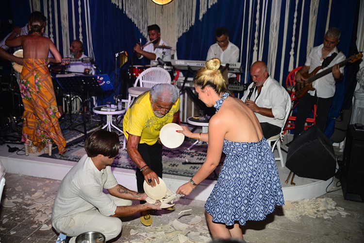 Aias'ta tabak kırma şov