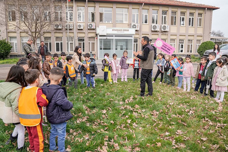 Anaokulu öğrencilerine ağaç sevgisi aşılanıyor
