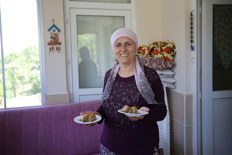 "Şalvarlı" belediye başkanı hem evini hem ilçesini kalkındırıyor