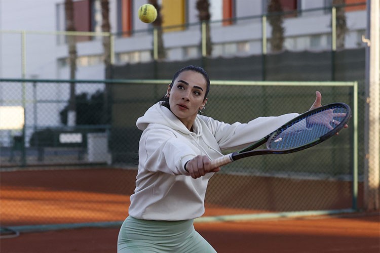 Futbolu bırakıp tenise başladı