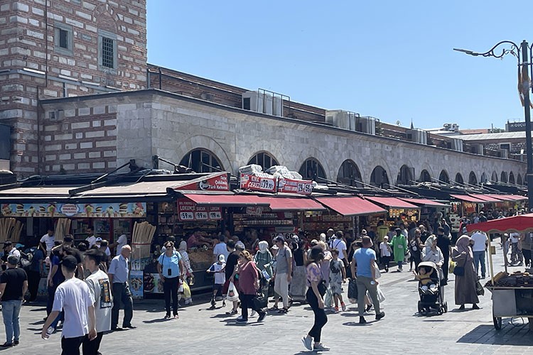 Mısır Çarşısı'nda alışveriş hareketliliği yaşanıyor