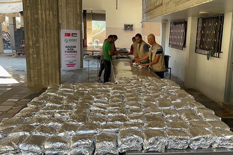 İDDEF, Gazze'de sıcak yemek ve temiz su dağıtımı yaptı