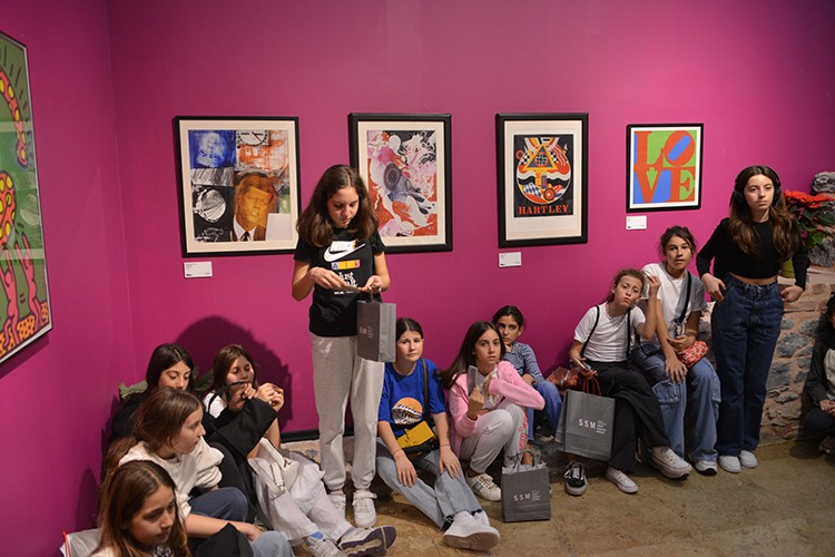 Andy Warhol sergisine öğrencilerden büyük ilgi