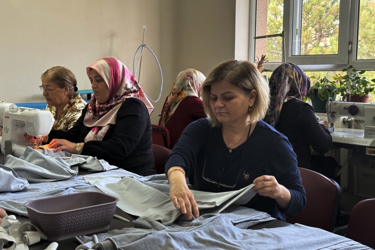 Gazze için giysi ve battaniye üretiyorlar