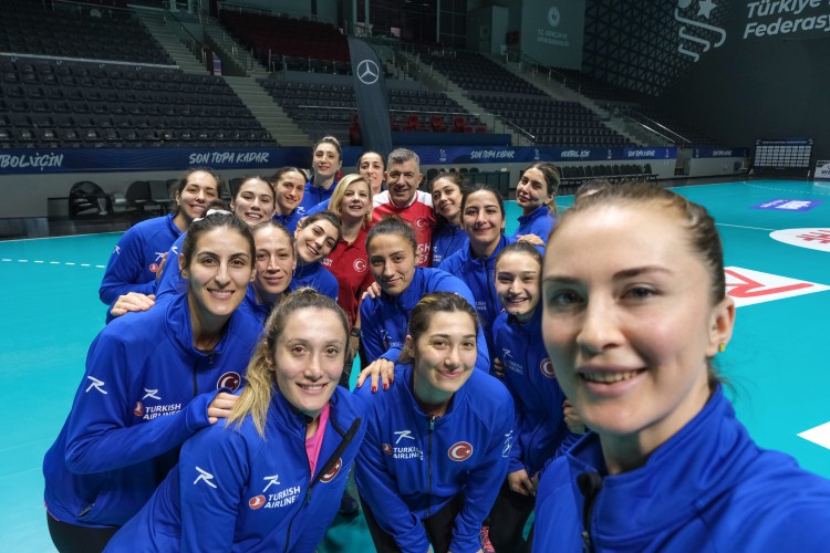 Mercedes-Benz Türk, Türkiye A Milli Kadın Hentbol Takımı'nın Başarısı için Yol Alacak