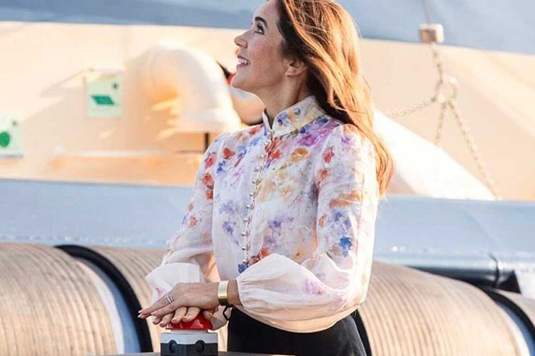 Danimarka Kraliçesi Mary, ülkenin ilk elektrikli römorkörüne isim verdi