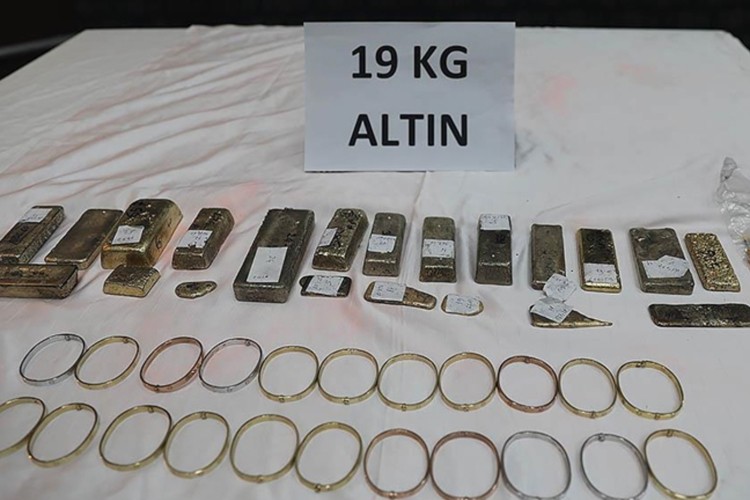 Gümrükte 19 kilo altın ve oto yedek parçaları ele geçirildi
