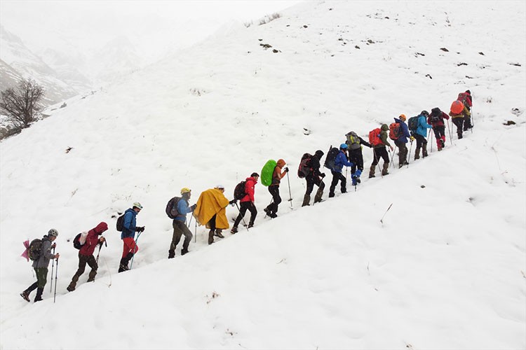 Dağcılar kar ve tipiye göğüs geriyor