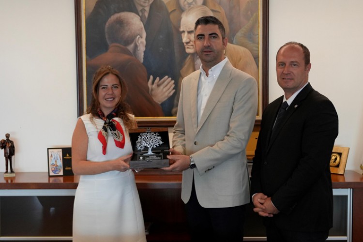 Türk Eğitim Vakfı'ndan Gökhan Yüksel'e Plaket