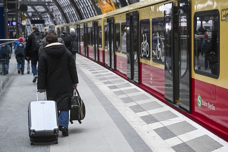 Almanya'da grev dalgası toplu ulaşımı durma noktasına getirdi