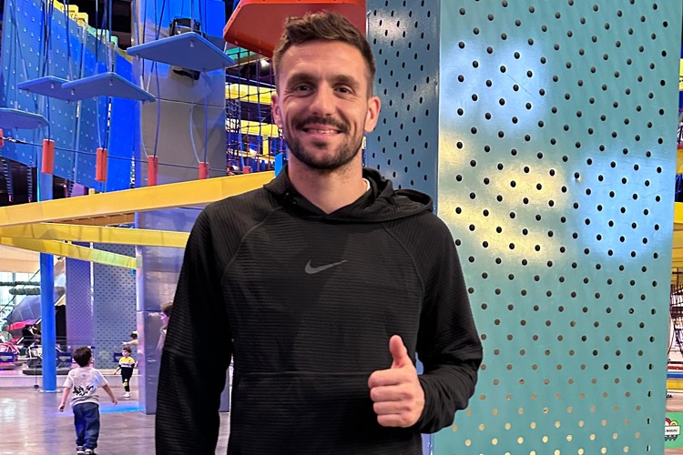 Derbi galibiyetini ailesiyle kutladı