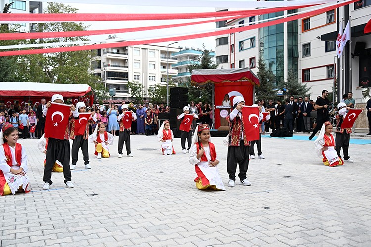 Şenpiliç'ten deprem bölgesine kalıcı destek