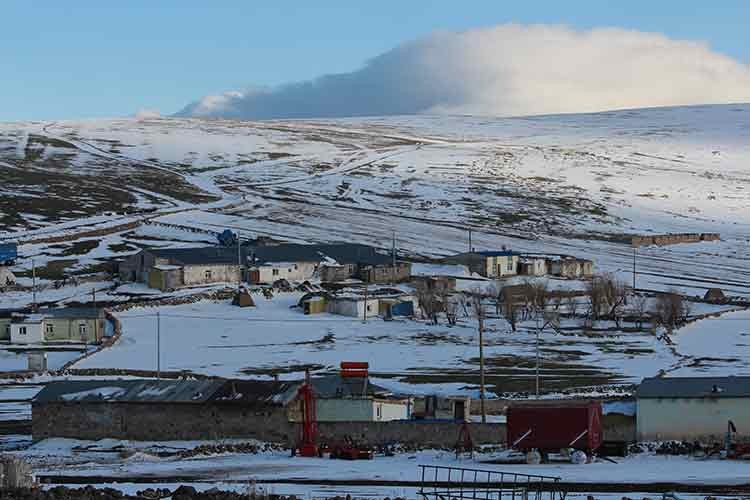 Kars'ta kar yağışıyla köyler beyaza büründü