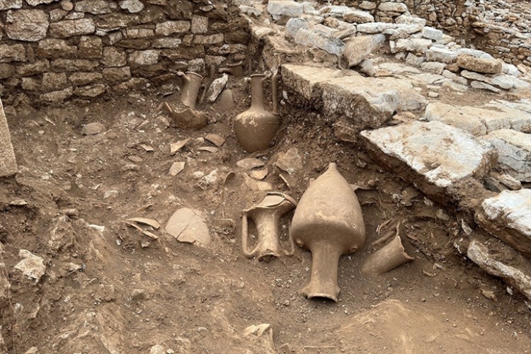 Amos Antik Kenti'nde 10 amfora bulundu