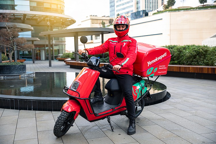 Elektrikli motosikletle yemek servisi