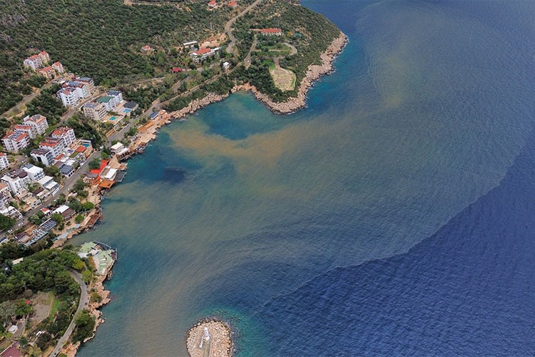 Kaş'ta sağanak sonrası denizin rengi kısmen değişti
