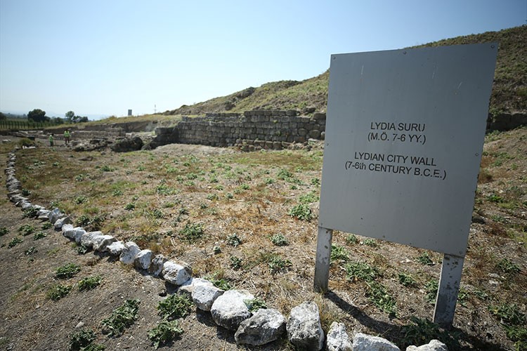 Lidyalıların andezit ve kireç taşından yaptığı sur turizme katkı sağlayacak
