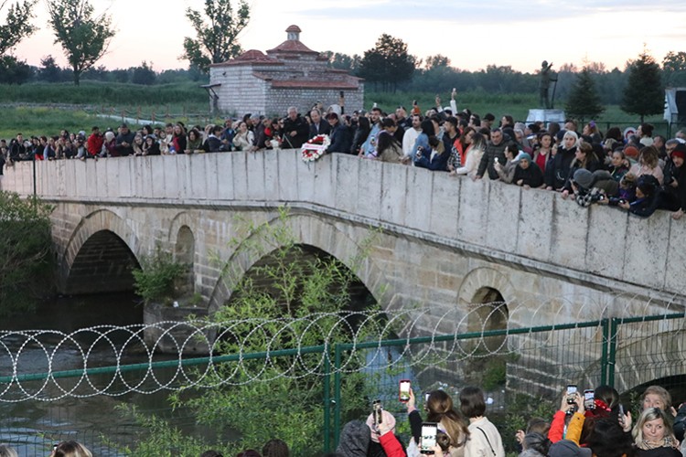 Dilek yazılı kağıtlar Tunca Nehri'ne bırakıldı
