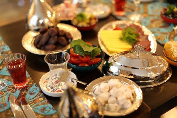 DEDEMAN'DAN İSTANBUL'UN İKİ YAKASINDA BEŞ YILDIZLI İFTAR SOFRALARI