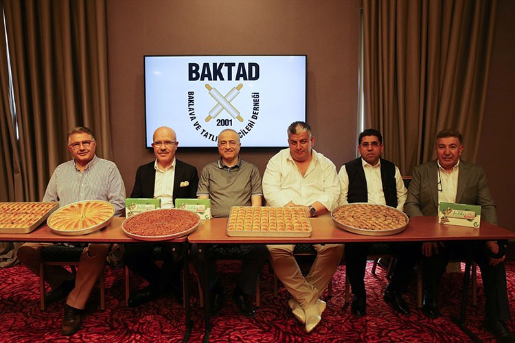 Baklava ve tatlı üreticileri Mersin'de buluştu