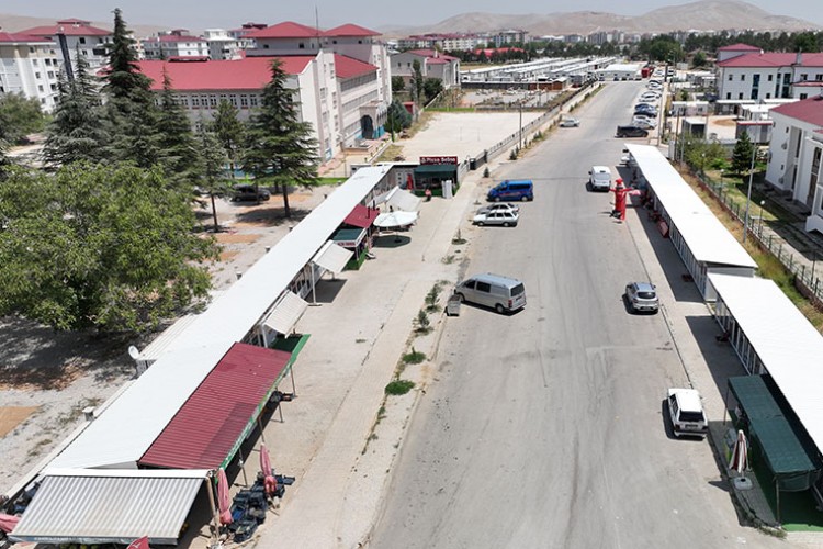 Afşin'de ticaret hayatı konteyner çarşılarda sürüyor