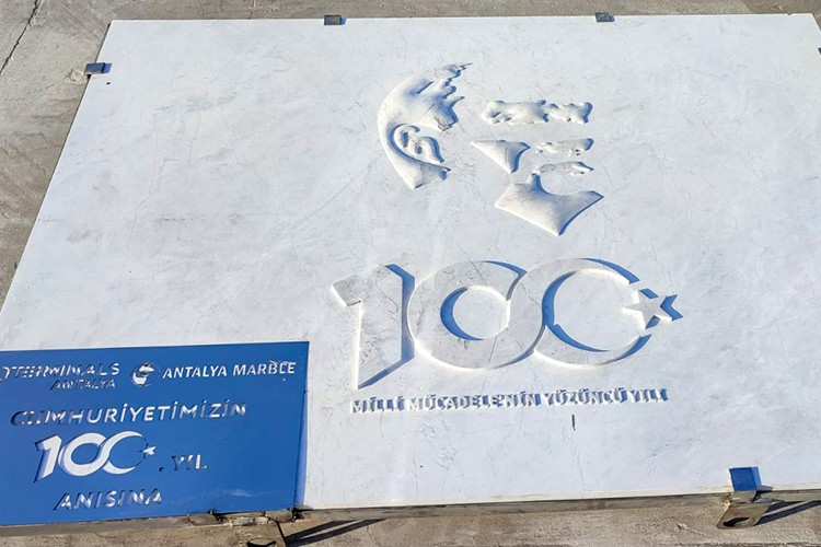 Cumhuriyet'in 100'üncü yılına özel denize anıt taşı indirdi