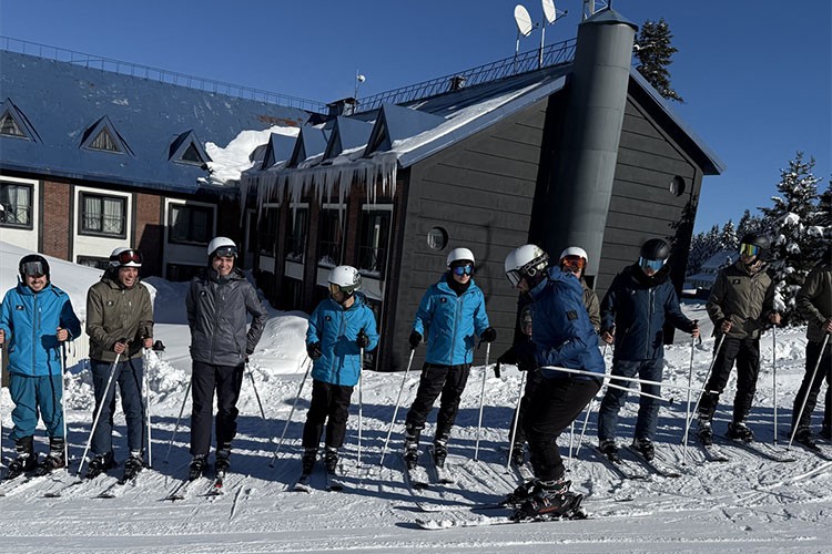 Üniversite öğrencileri Uludağ Gençlik Kampı'nda kayak öğreniyor