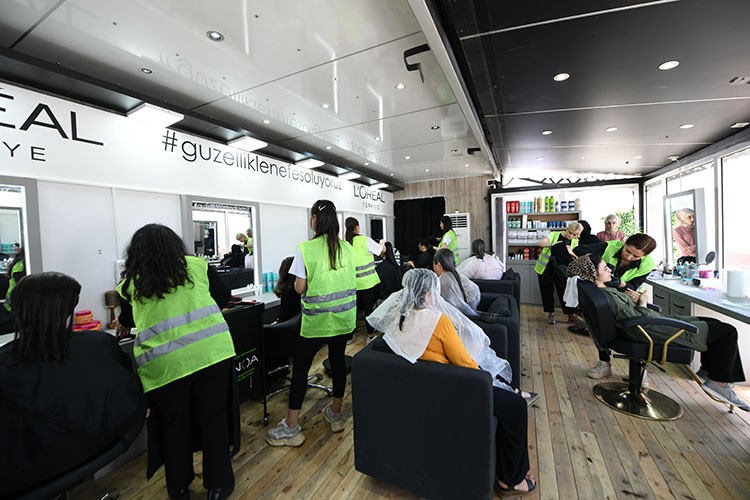 Mobil güzellik tırı deprem bölgesinde