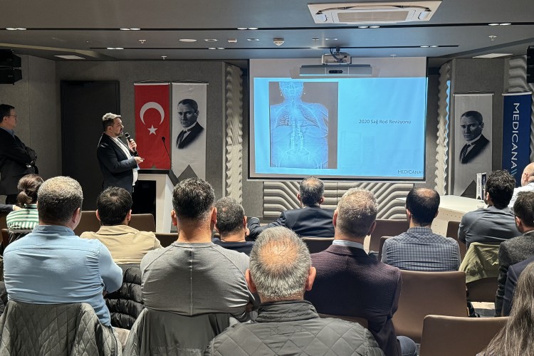 DENEYİMLİ VE GENÇ CERRAHLAR, MEDICANA EV SAHİPLİĞİNDE OMURGA CERRAHİSİNDE KOMPLİKASYONLARI TARTIŞTI