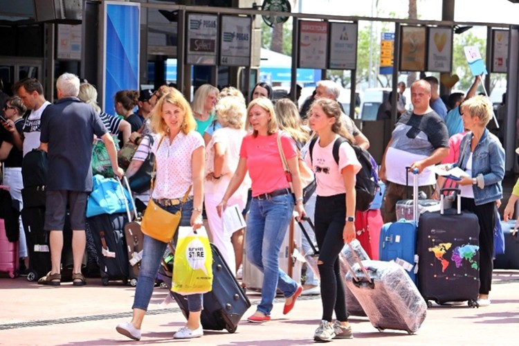 1 ayda 2 milyon turist