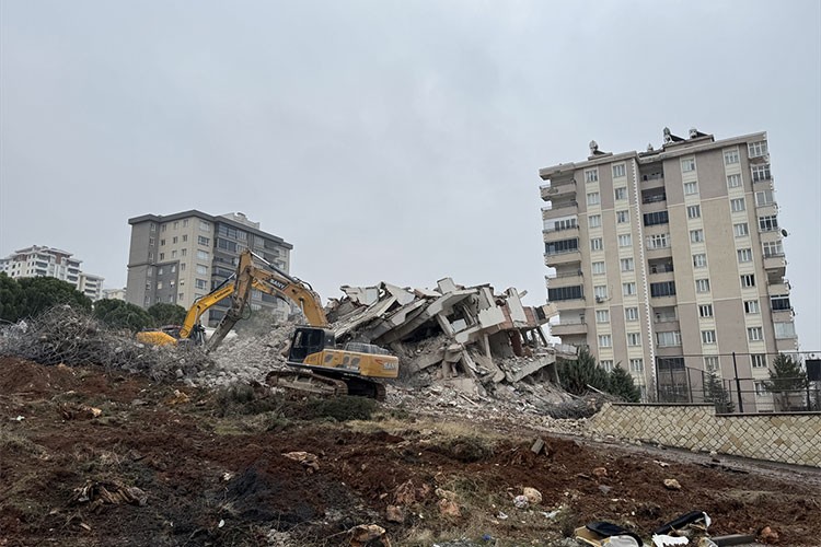 Kahramanmaraş'ta ağır hasarlı binaların yıkımı sürüyor