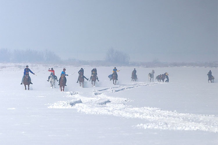 Erzurum'da kar üstünde "mahalli at yarışı" düzenlendi