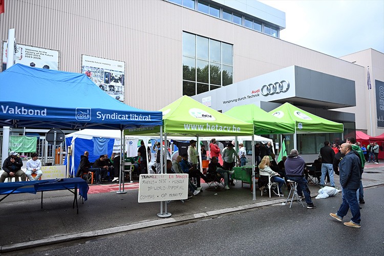 İşçiler arabaların anahtarlarını iade edene kadar fabrika kapalı kalacak