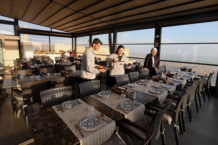 Halı kursları ve restoranla hemcinslerine istihdam sağladı