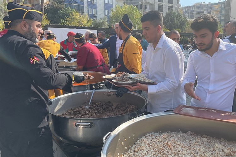 Şanlıurfa'da 10 bin kişiye kuru fasulye ve pilav ikram edildi
