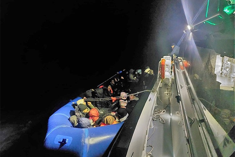 Ayvalık açıklarında 60 düzensiz göçmen yakalandı