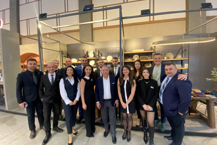 Fuar alanındaki dijital ekranda ziyaretçilere özel deneyim