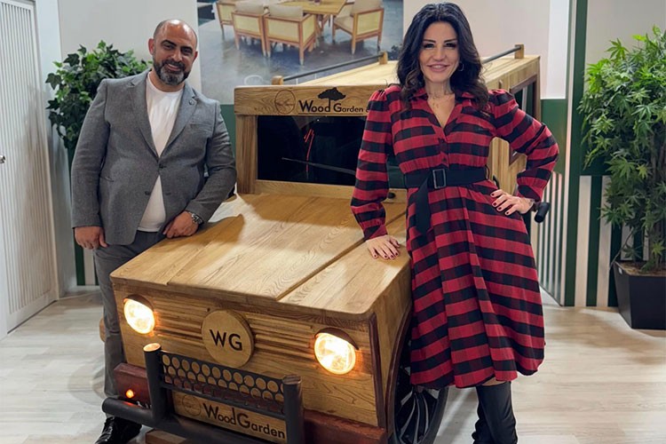 Mobilya Fuarı'nda ağaçtan araba dikkat çekti…