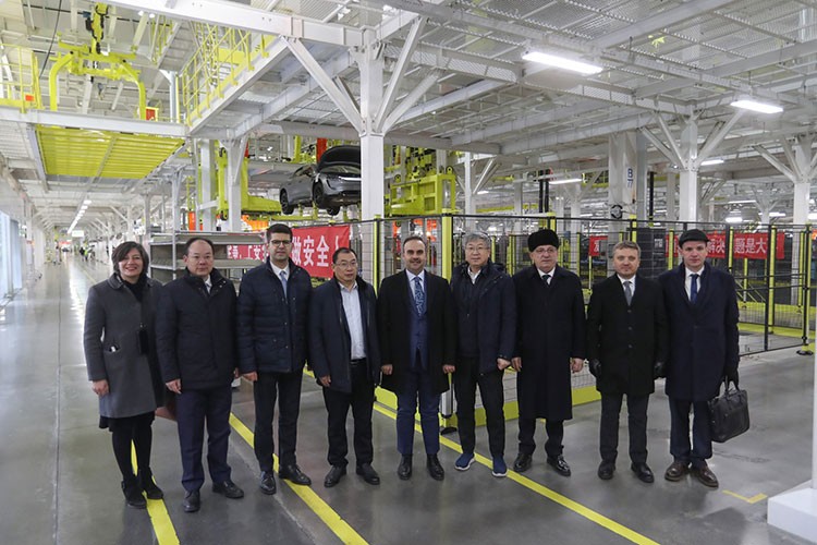 Çin'in en büyük otomotiv ihracatçısını yatırıma çağırdı