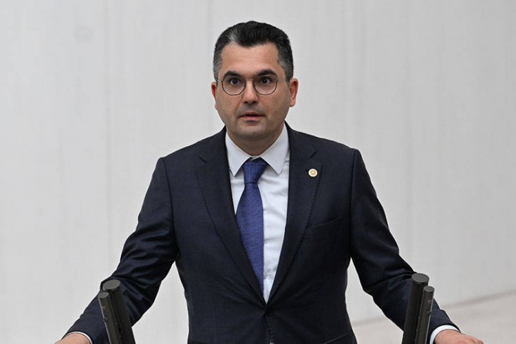 DEVA Partisi Milletvekili Burak Dalgın, Bakan Tekin'e 'yeni maarif modeli yapay zekaya hazır mı?' diye sordu