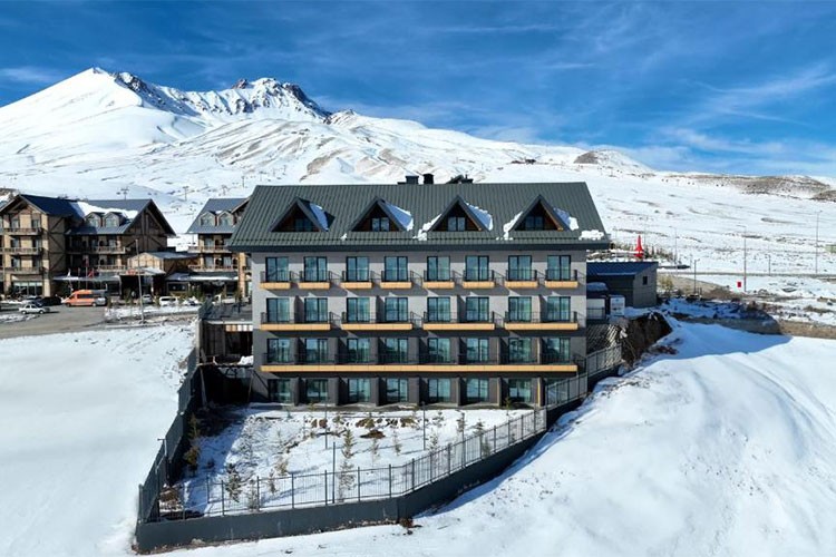 İki oteliyle Erciyes'te misafirlerini ağırlamaya başladı