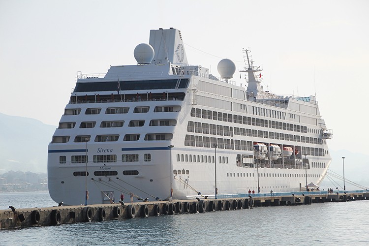 Kruvaziyer "Sirena" Alanya Limanı'na demirledi