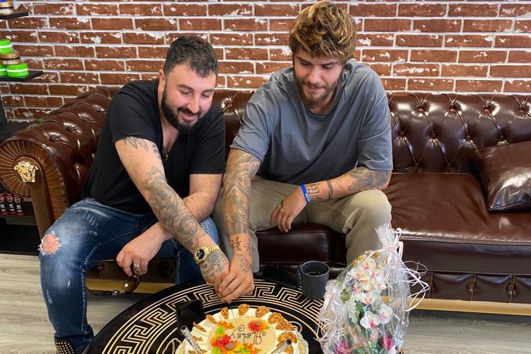 Adadan ayrıldı, soluğu İbrahim Aktolon'un salonunda aldı