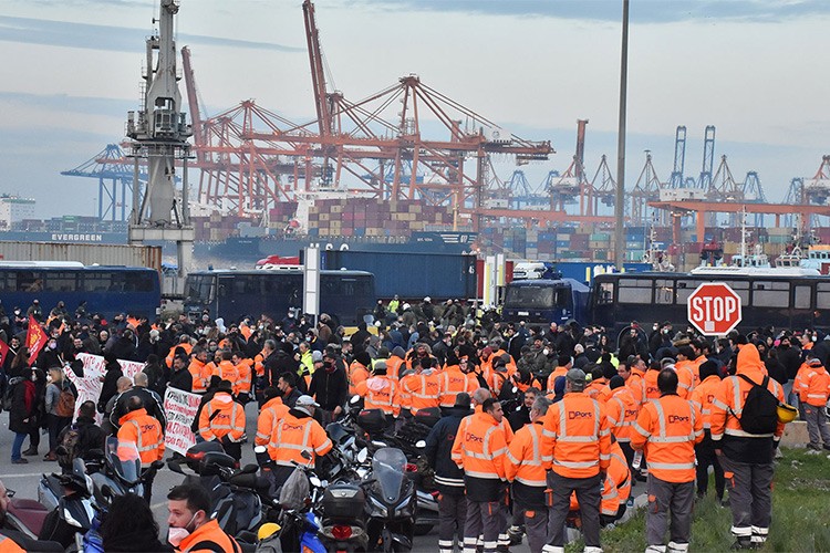Beyaz Saray, liman işçilerin grevini yakından izliyor