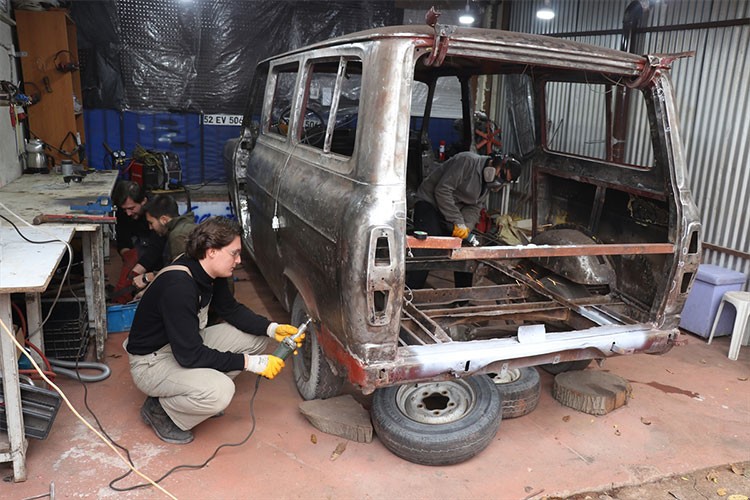 1976 model minibüsü arkadaşlarının düğününe hazırlıyorlar