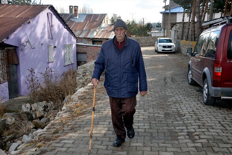 Oksijen cihazından kurtulup 82 yaşında egzersize başladı